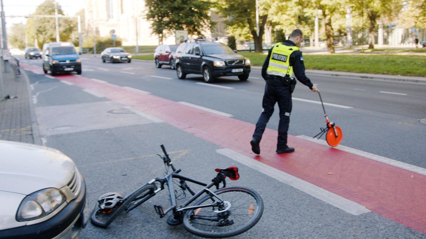 Samal ajal kui abilinnapea Novikov kommenteeris Postimehele linnavalitsuse ees Tallinna halba rattateede planeerimist, juhtus sealsamas jalgrattaga õnnetus.