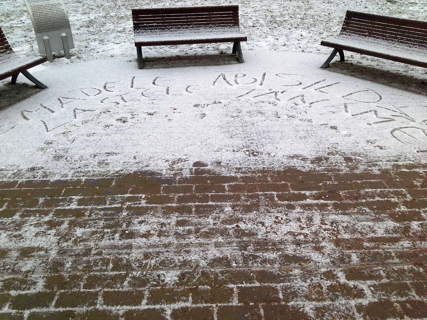 «Emadele, lastele, abisilda. Täname!» Selliseid läkitusi lumel võib kohata Emajõe äärses pargis.