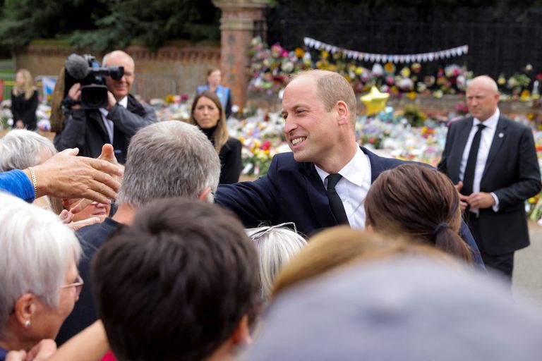 Walesi prints William kätlemas 15. septembril 2022 Ida-Inglismaal Sandringhami lossi juures inimesi, kes leinavad kuninganna Elizabeth II-st, kes suri 8. septembril 2022