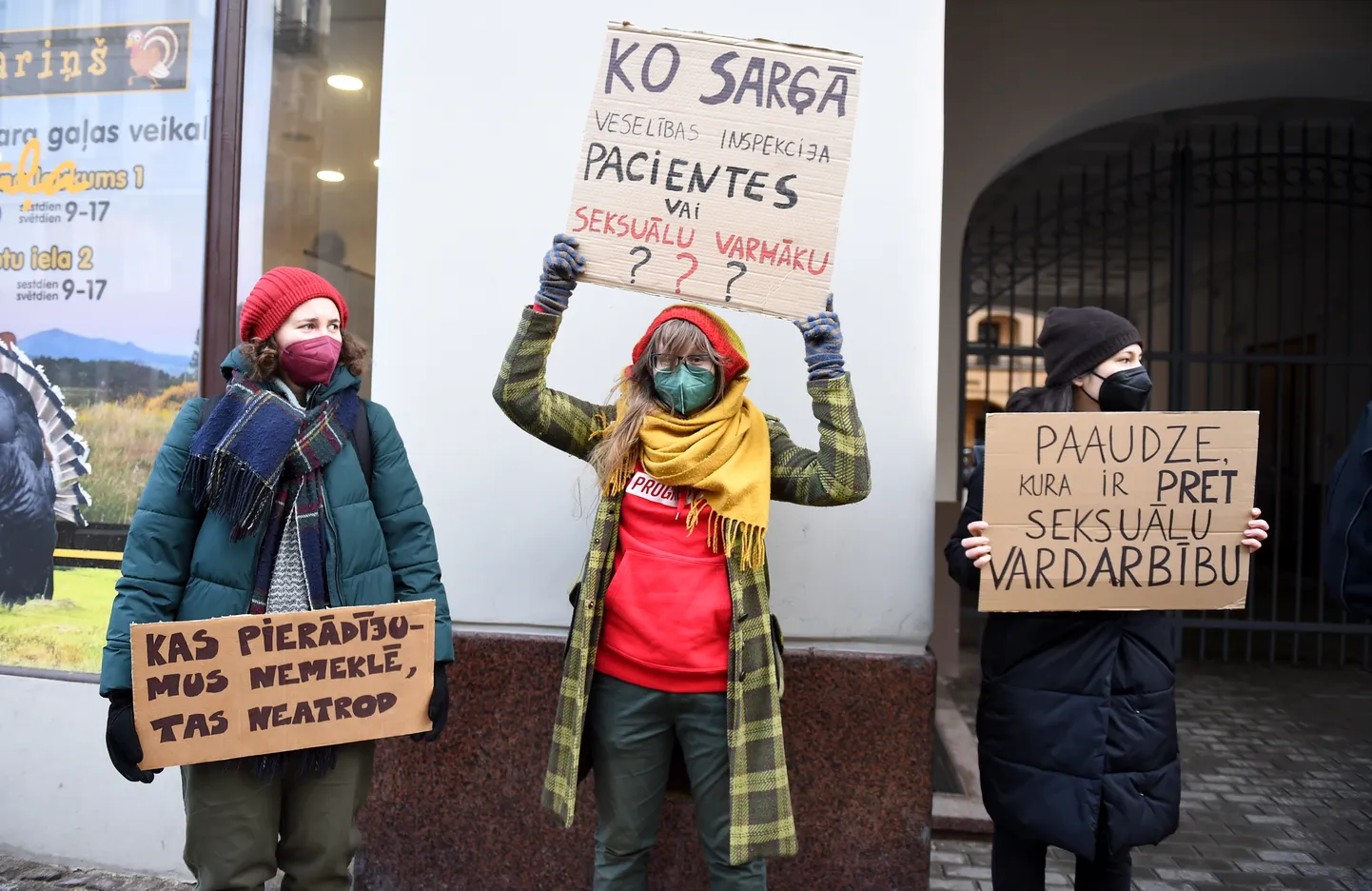Iniciatīvas "Sievietei paveicās" un jaunatnes organizācijas "Protests" rīkotais pikets pie Veselības ministrijas, lai aicinātu veselības ministru atbrīvot no amata Veselības inspekcijas vadītāju Anitu Slokenbergu un paustu sabiedrības sašutumu par nesodāmību veselības nozarē un pacientu tiesību ignorēšanu.
