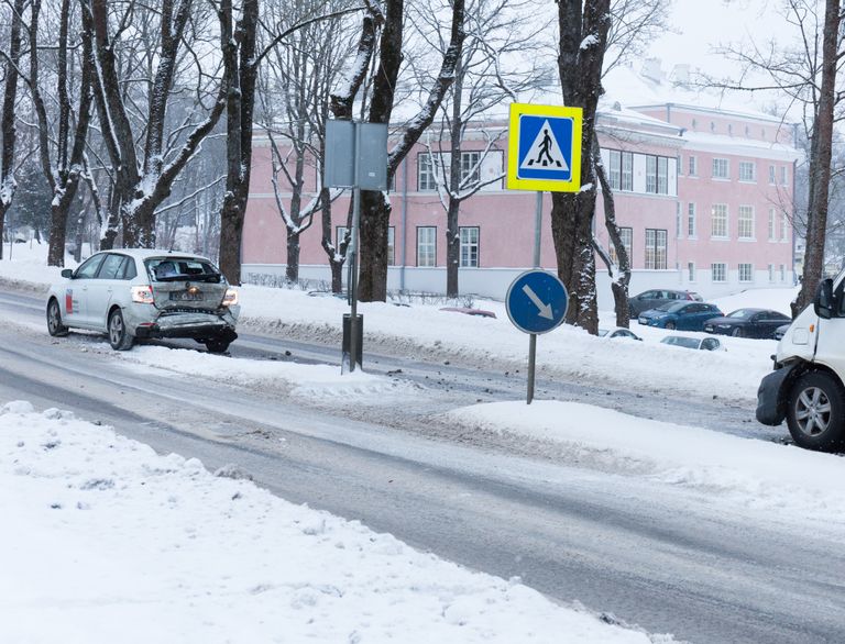 Liiklusõnnetus juhtus Viljandi gümnaasiumi läheduses.