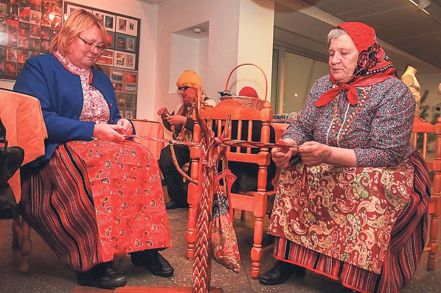Kihnu kultuuri instituudi juhataja Silvi Murulauk (vasakul) ja Roberti Marta näitasid huvilistele, kuidas valmivad värvikirevad villasest lõngast paelad.