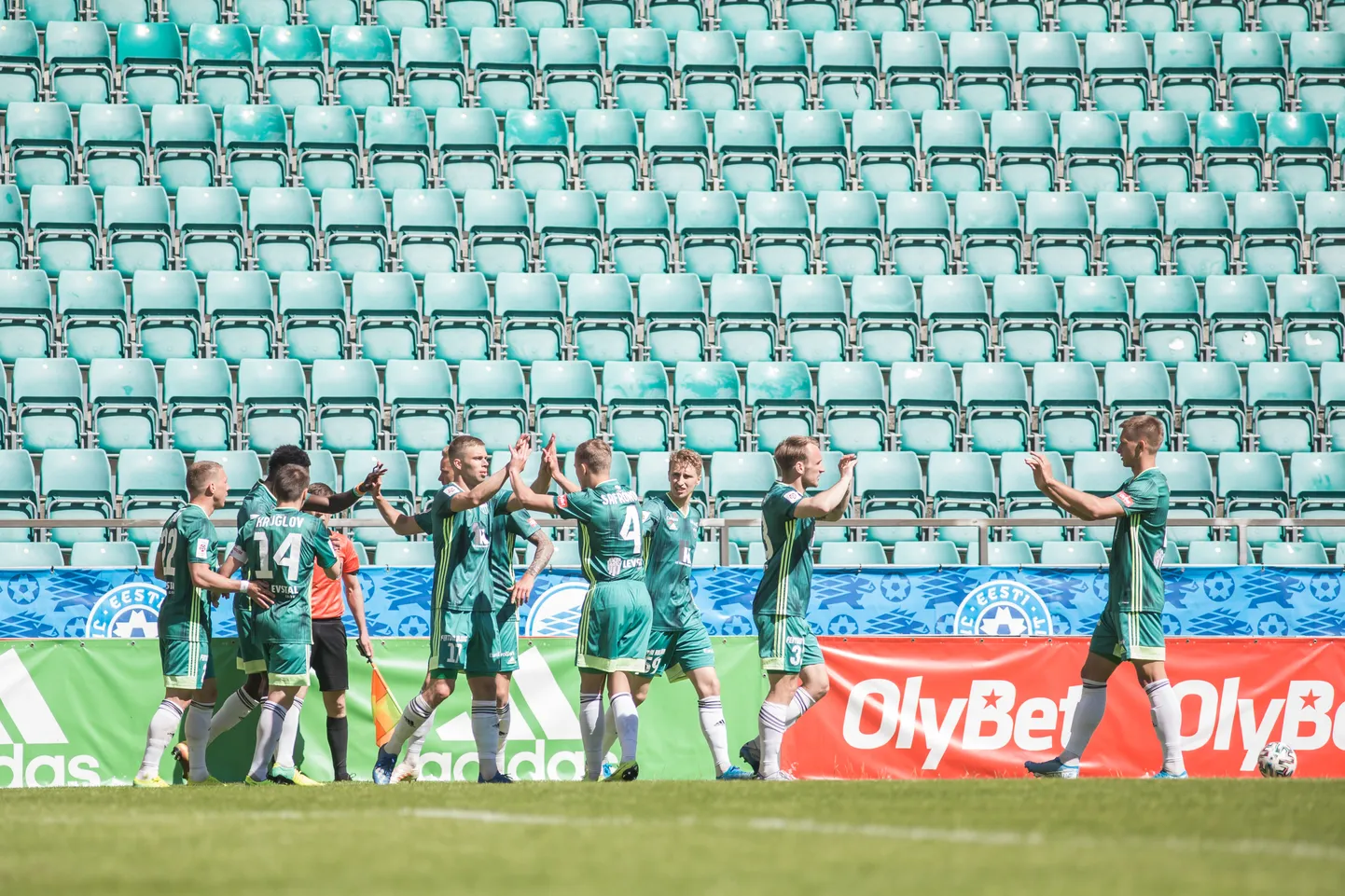 Levadia mängijad väravat tagamas.