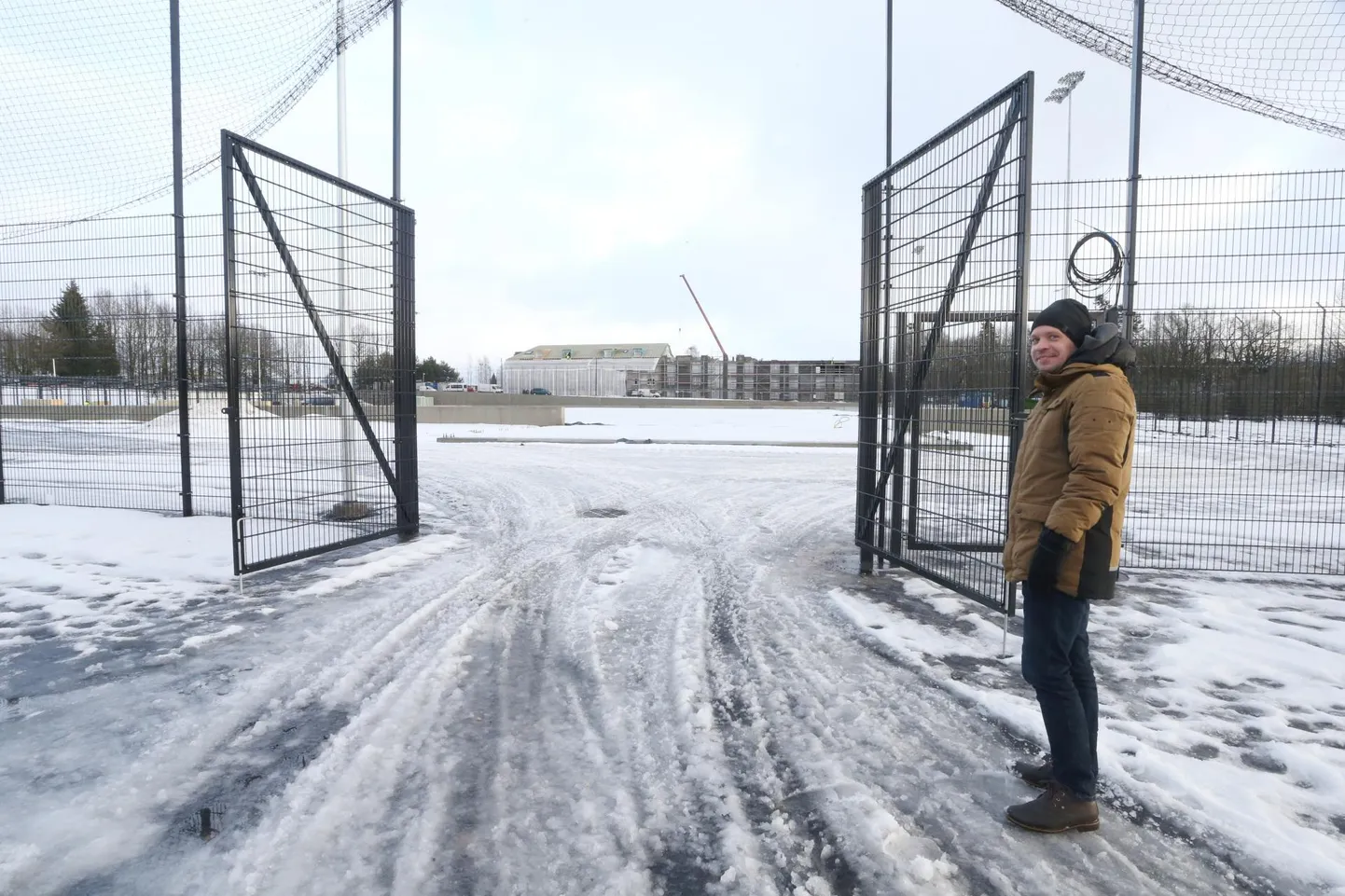 Suure värava taha jäävale platsile jalgpalli pneumohalli kerkimine võtab Tartu ehitusteenistuse vanemspetsialisti Märt Mõttuse sõnul aega vähemalt kuu. Praegu pole Annelinna jalgpallihalli püstitamine alanudki, sest seda tööd tegev firma muutis kokkulepet.