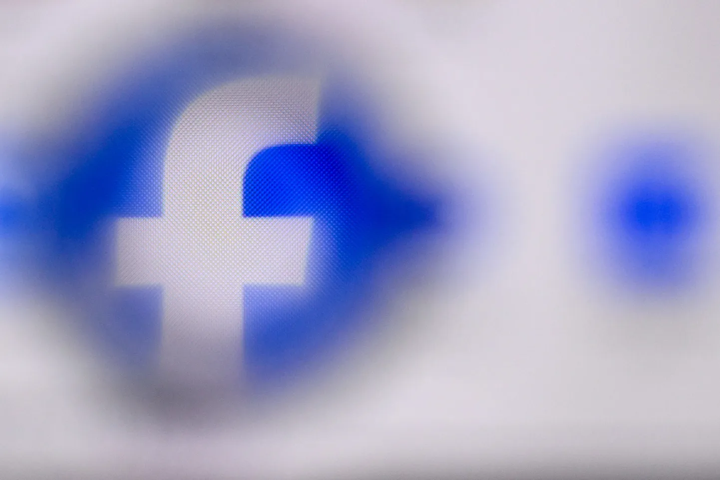 Facebooki logo telefoni ekraanil