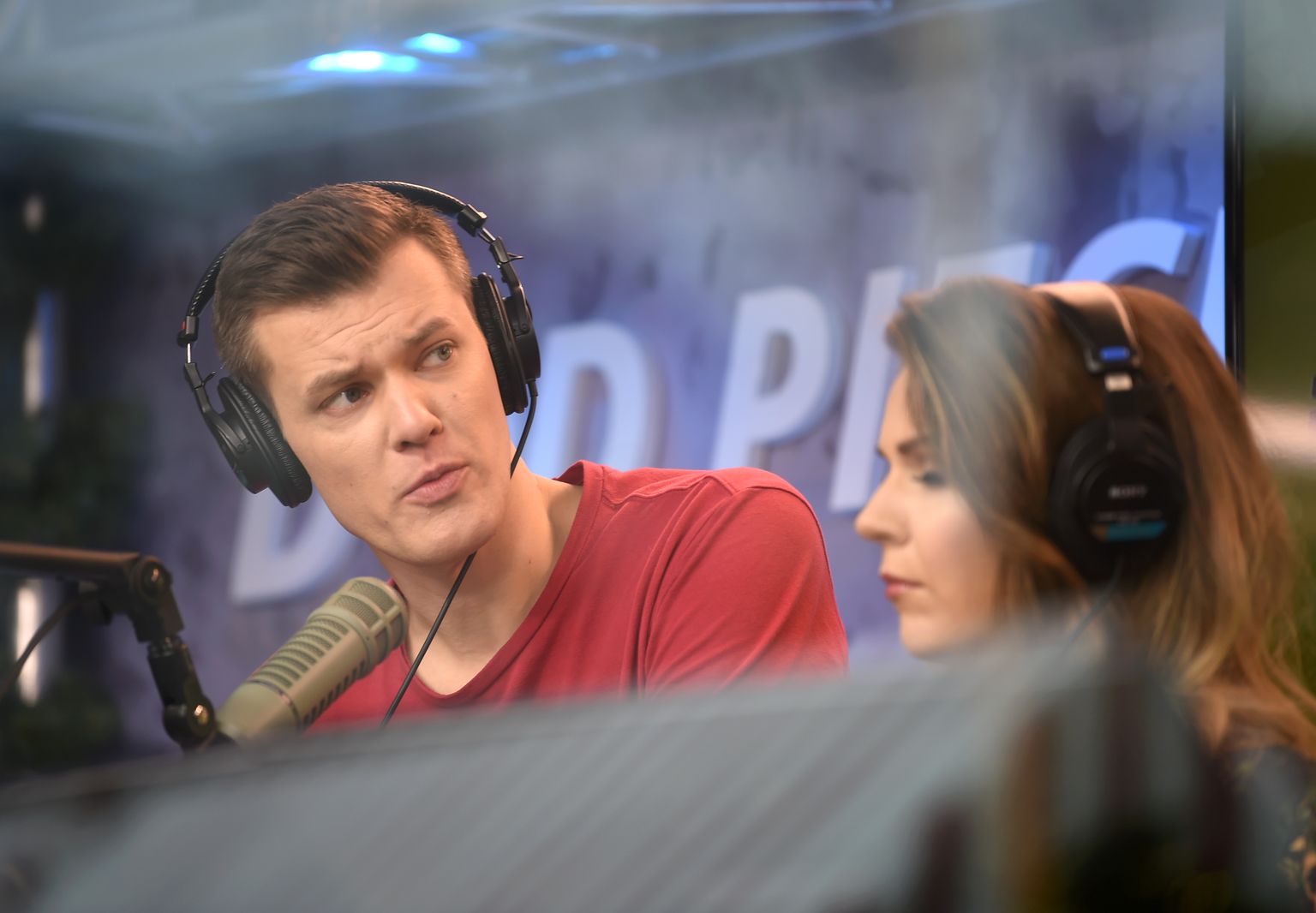 Bijušie Latvijas Radio 5 - Pieci.lv dīdžeji Magnuss Eriņš un Marta Grigale labdarības maratona "Dod pieci"