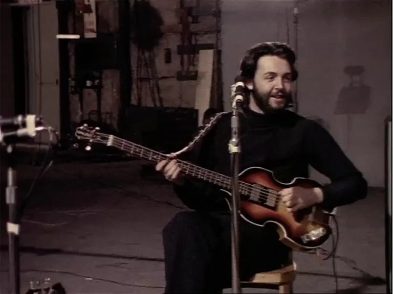 Paul McCartney mängimas oma elu esimest elektrilist basskitarri 1969. aastal