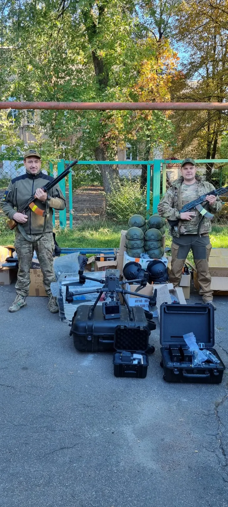 Martin Tanning (vasakul) ja Raivo Olev septembris Bahmutis üle andmas oma viimast abisaadetist. Relvad, millega nad poseerivad, on Ukraina sõdurite omad.