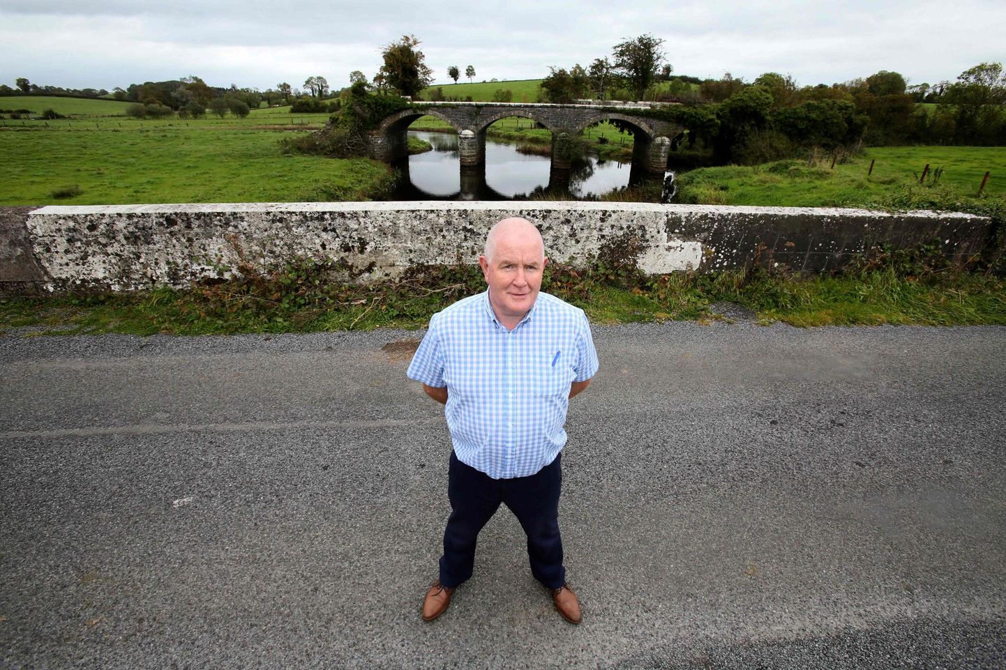 Drummully Polypi elanik John Connolly Finni sillal, mille keskelt jookseb piir Põhja-Iirimaa ja Iiri Vabariigi vahel.