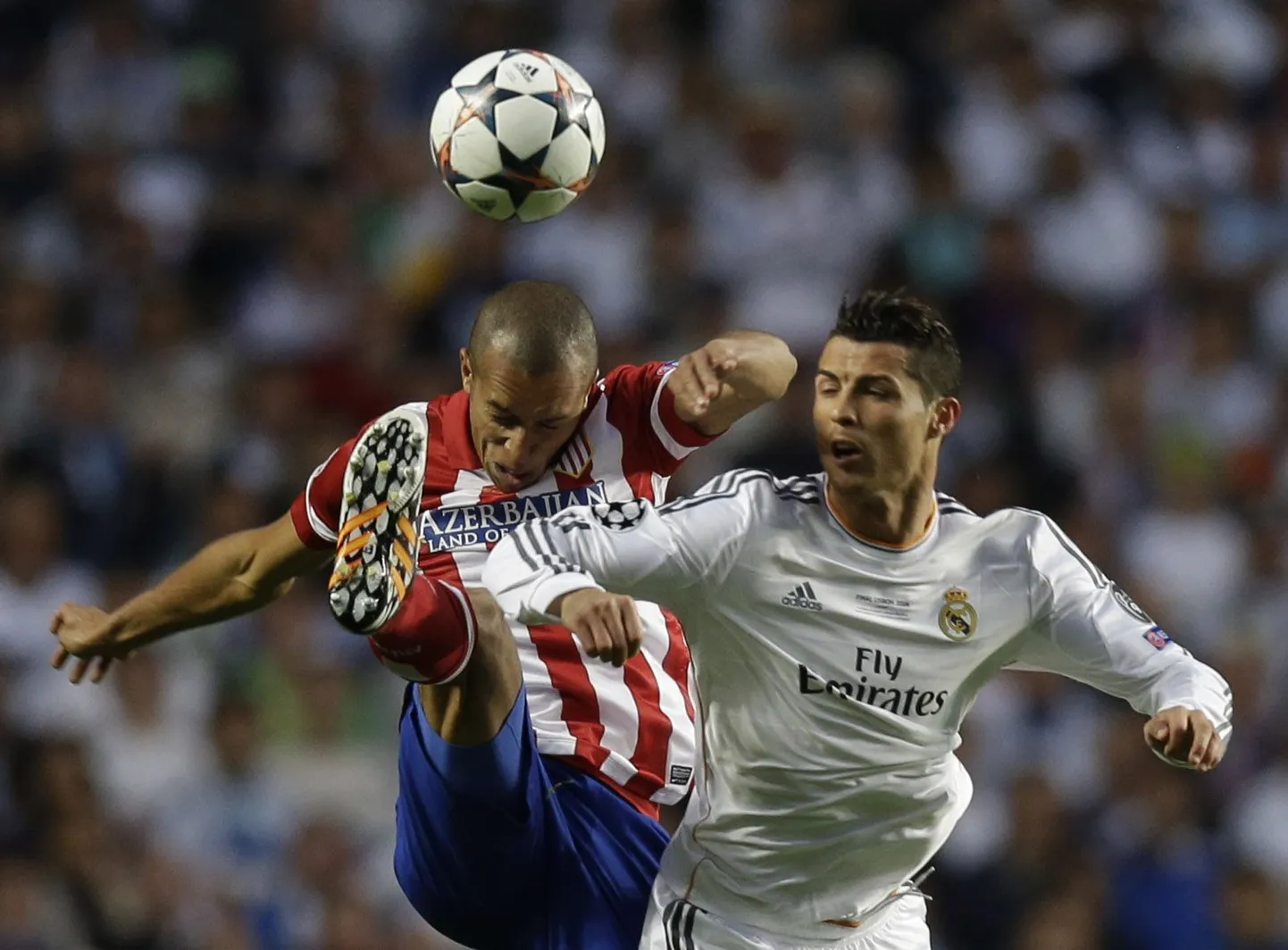 Miranda (vasakul)võitluses Cristiano Ronaldoga