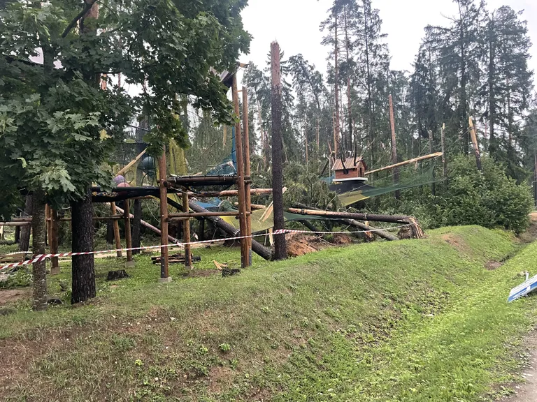 "Tērvetes tīklu parks" pēc vētras postījumiem 2023. gada augustā.