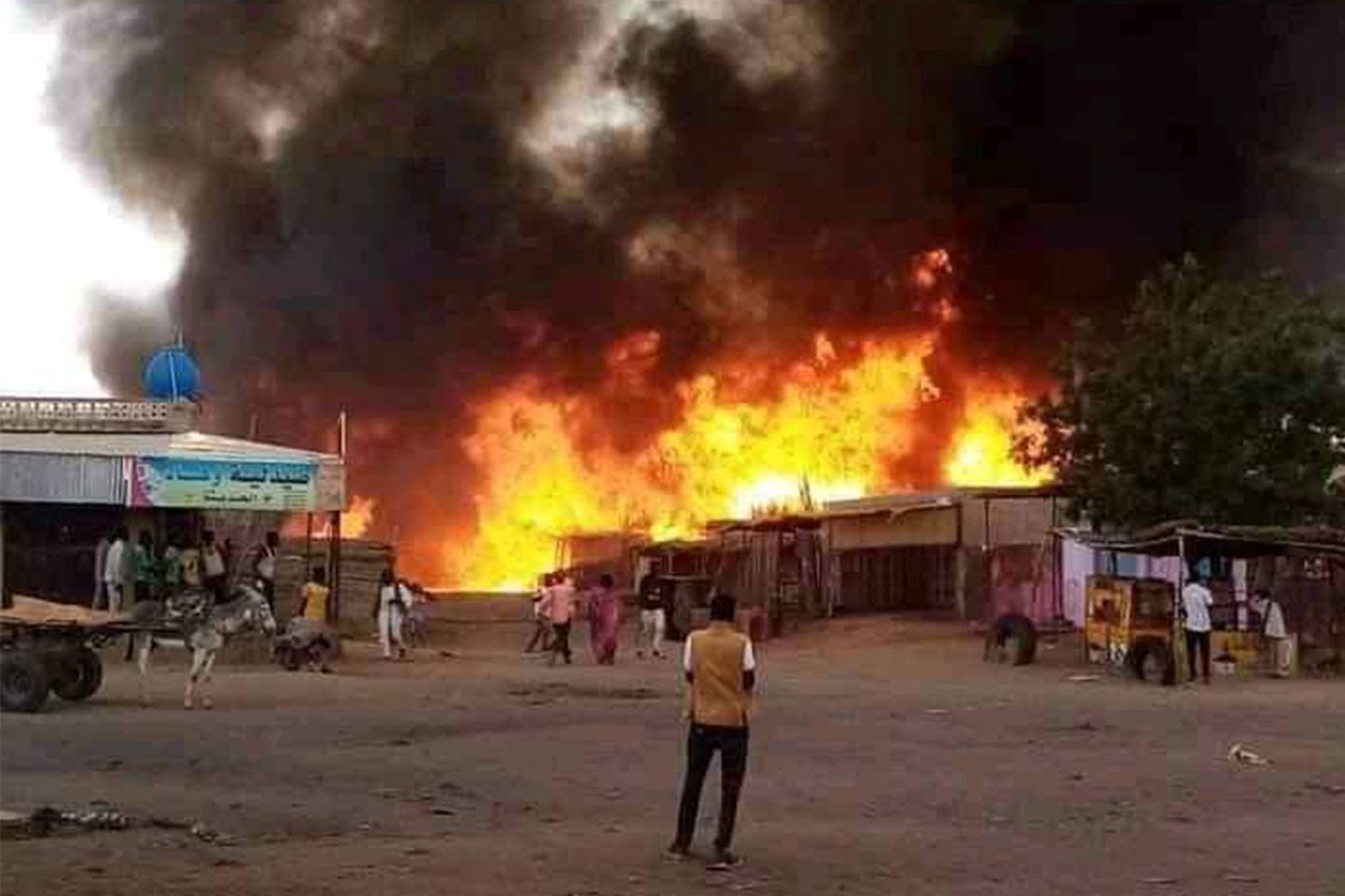 Sel 1. septembril Põhja-Darfuri pealinnas El Fasheris tehtud fotol põleb RSF-i rünnaku järel kariloomade turg.