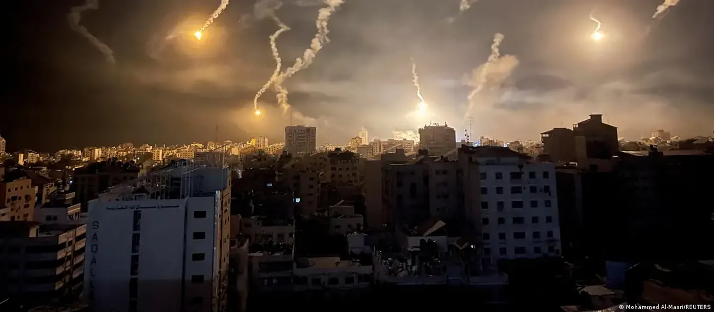 Осветительные ракеты над городом Газа