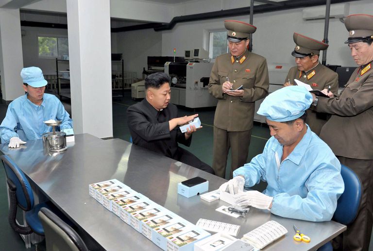 Põhja-Korea juht Kim Jong-un ja sõjaväelased tehases
