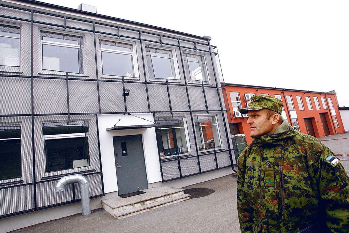 Kaitseliidu Tartu maleva pealik major Janno Rosenberg on Lehola tänavas põhjalikult remonditud õppe- ja tagalakeskusega väga rahul. Ka kroonuhalli kontorihoone mehine kujundus on talle meelt mööda.