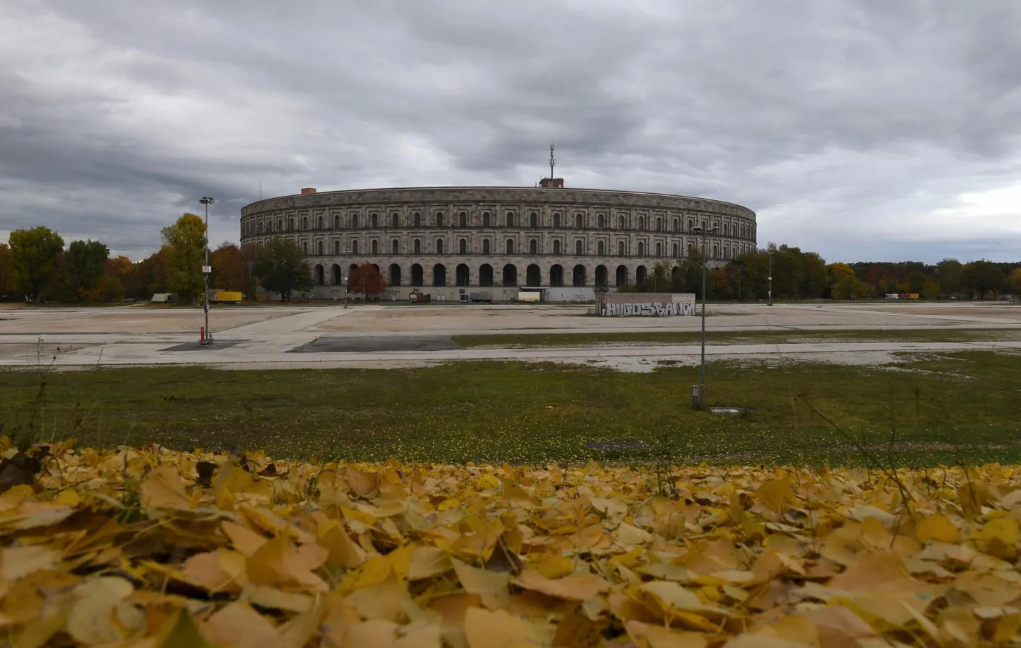 Nürnbergis 11 ruutkilomeetril laiuval natsipartei paraadväljakul asuv hiiglaslik kongressihall on räämas ja lagunemisohtlik, nagu kogu kompleks, kuid ajaloo jäädvustamise nimel on kavas paik 85 miljoni euro eest lähiaastatel konserveerida.