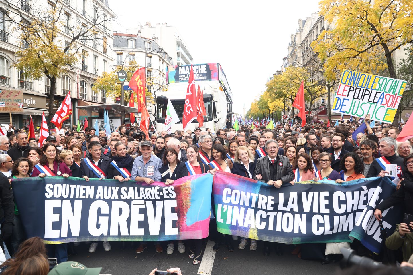 Protestētāji Parīzes ielās.