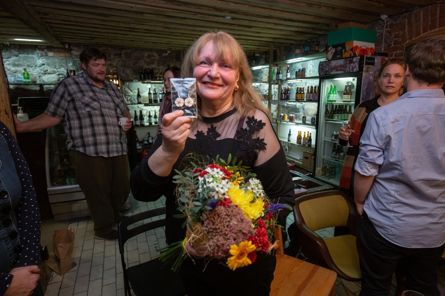 Valimisliit Südamega Viljandis tähistas oma võitu lillekimpude, ühise võidulaulu ning veiniga.