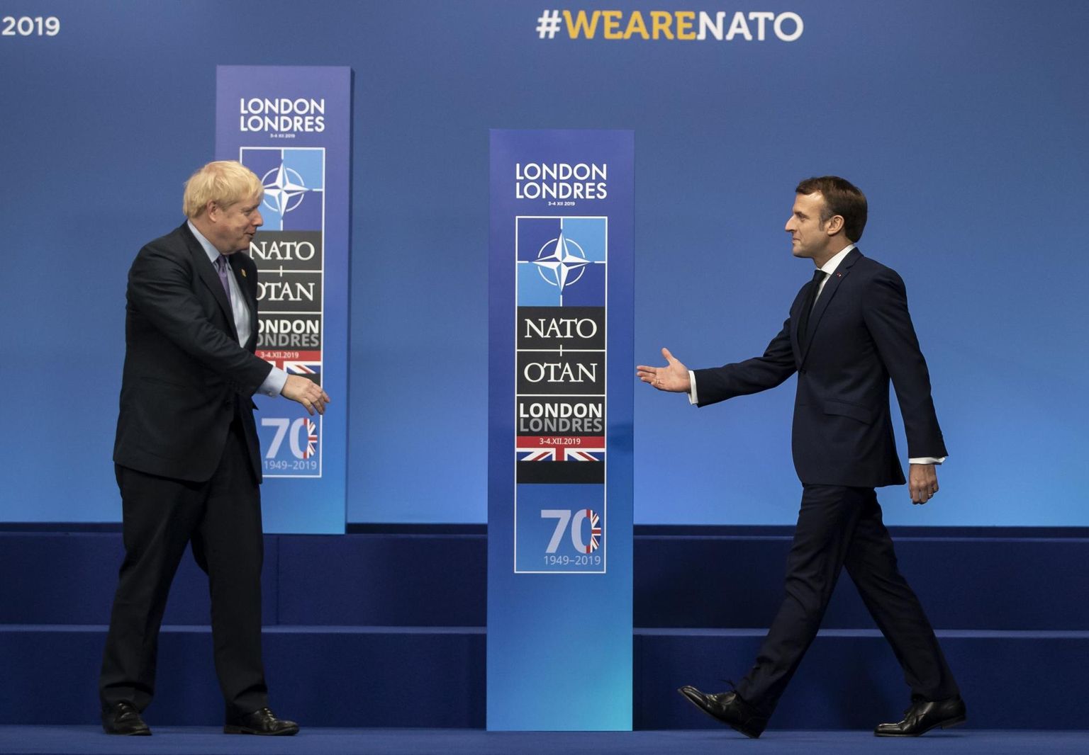 Briti peaminister Boris Johnson (vasakul) tervitamas Prantsuse presidenti Emmanuel Macroni eile NATO tippkohtumisel Londonis.