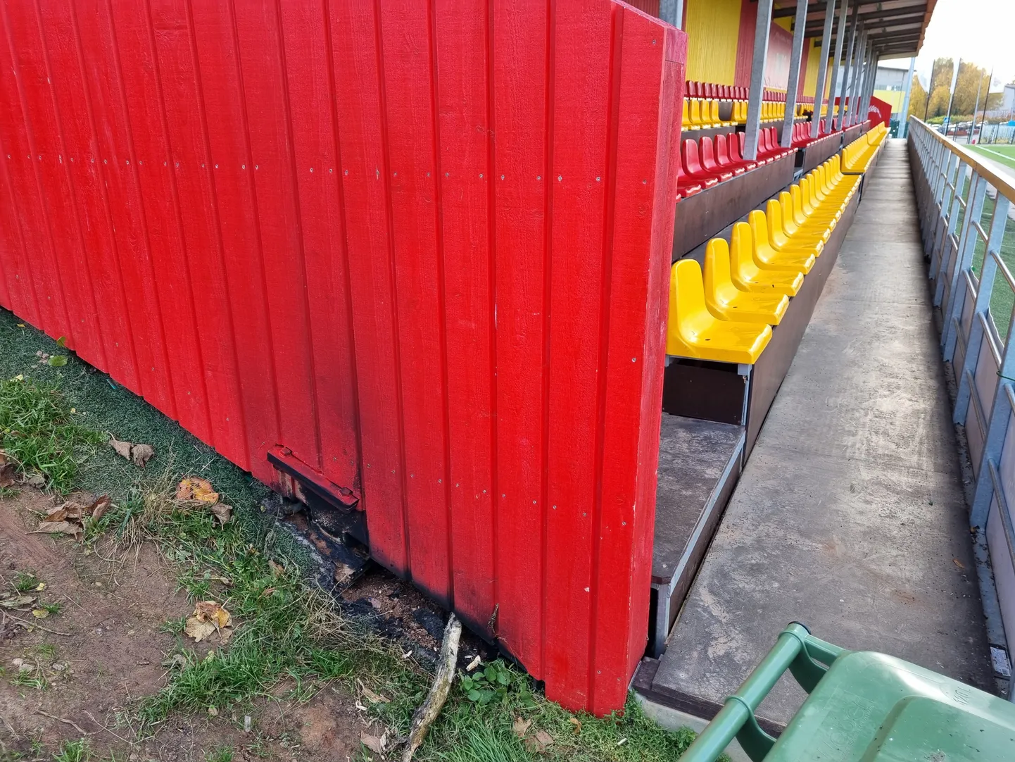 Tahmajäljed tribüüni serval