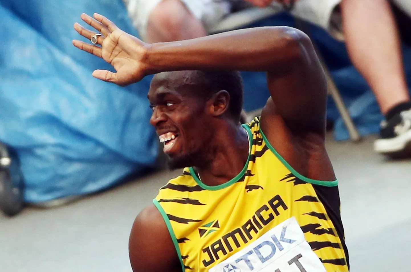 Usain Bolt lehvitab pärast 200 m eeljooksu rahvale
