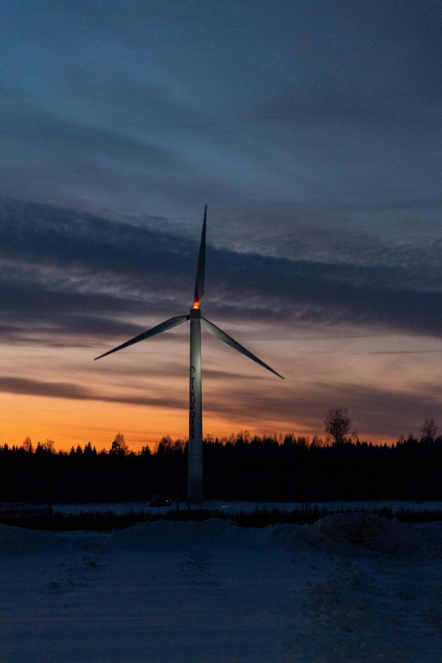Maismaa tuuleparkidele antakse kaks aastat aega tehnoloogia võrku liitmiseks. Pildil vähem kui kuu aega tagasi avatud Alexela tuulik Tallinna-Tartu maantee ääres.