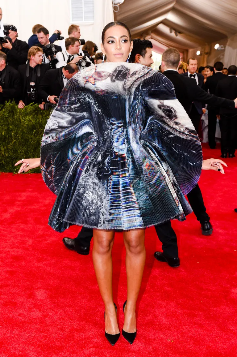 Solange Knowles saab kiita julge valiku eest, kuid kui kleit sind täielikult endasse haarab, ei ole see hea look. Gilesi kleit neelas Solange'i alla, mis on üllatav, arvestades tema tavapäraselt head stiilitunnetust.