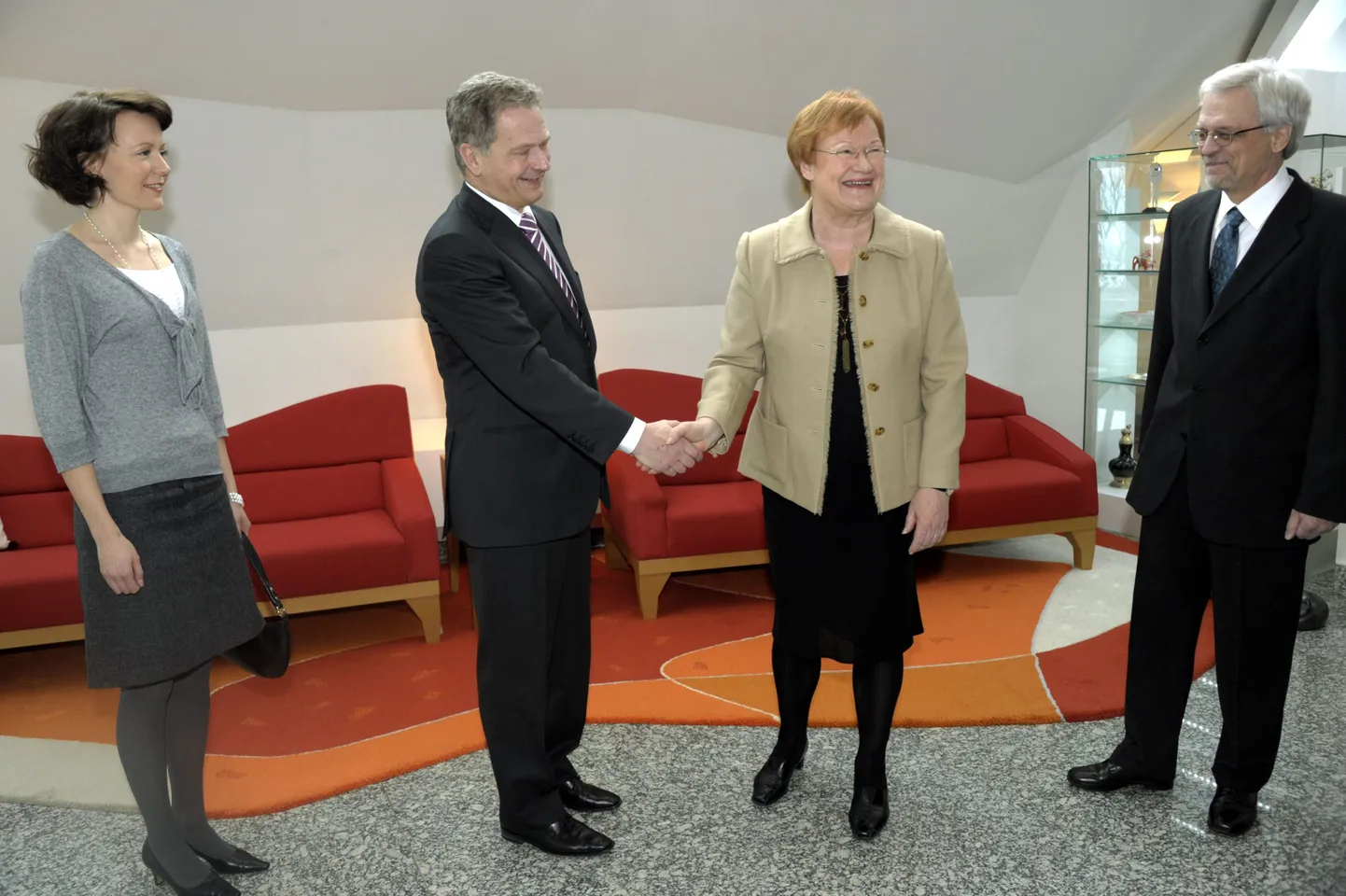 Kohtumine Soome presidendi Mäntyniemi residentsis. Vasakult Jenni Haukio, Sauli Niinistö, Tarja Halonen ja Pentti Arajärvi.