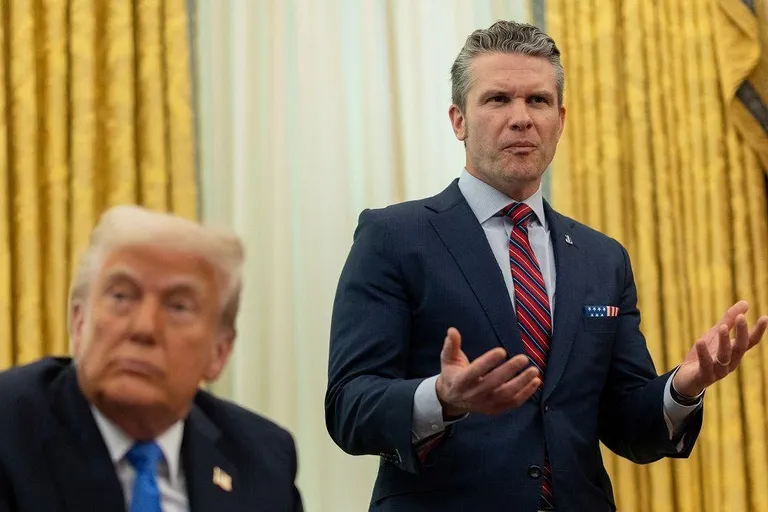 Дональд Трамп в понедельник сказал, что ничего не знает о новом скандале. Его министр обороны Пит Хегсет заявил, что о военных планах в чате никто не писал. Оба перевели разговор на то, как плохи, по их убеждению, журнал Atlantic и его главный редактор