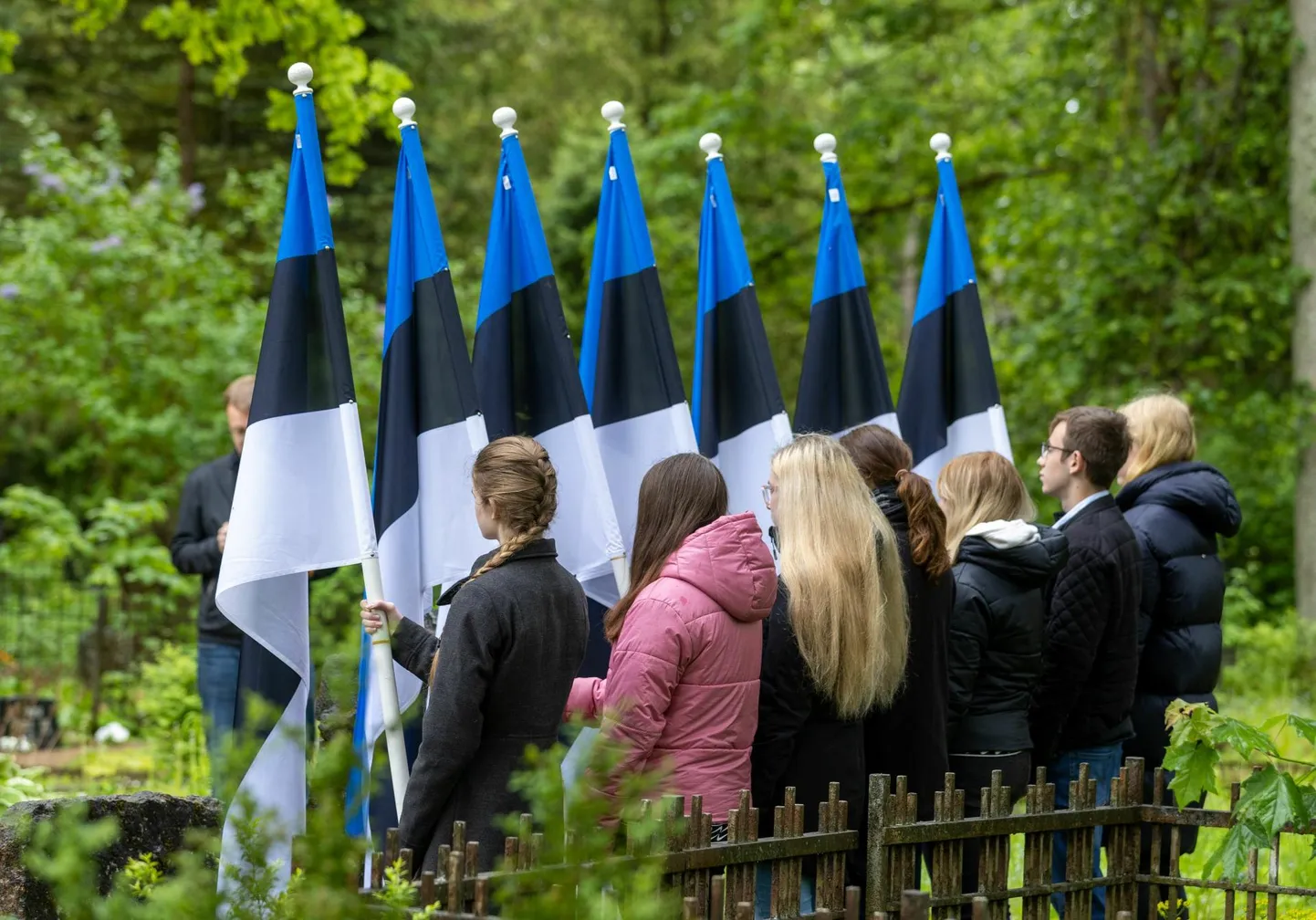 Eesti lipu päev algab Viljandis esimese lipu õmbleja Emilie Rosalie Beermanni haual lipurivistusega.
 