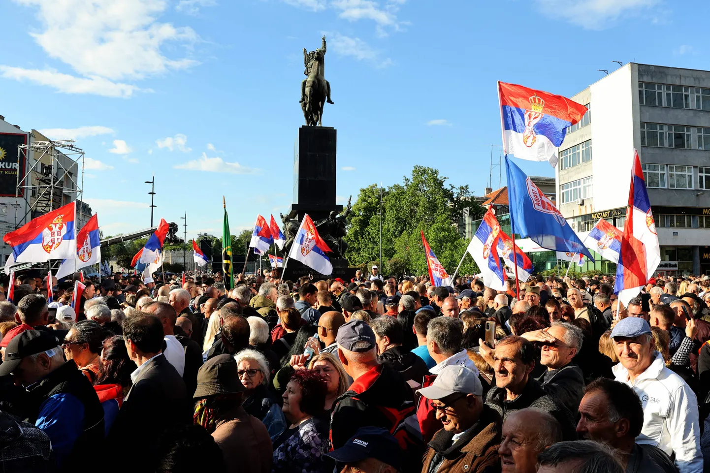 Serbia presidendi Aleksandar Vučići poolehoidjad laupäeval meeleavaldusel Nišis.