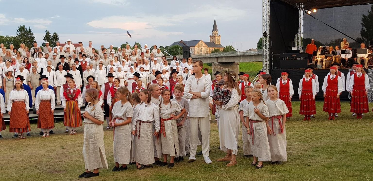 Eesti rahvamajade ühingu suvelavastus “Mälutempel” tõi Tori aasale mitusada rahvakultuuri harrastajat.
