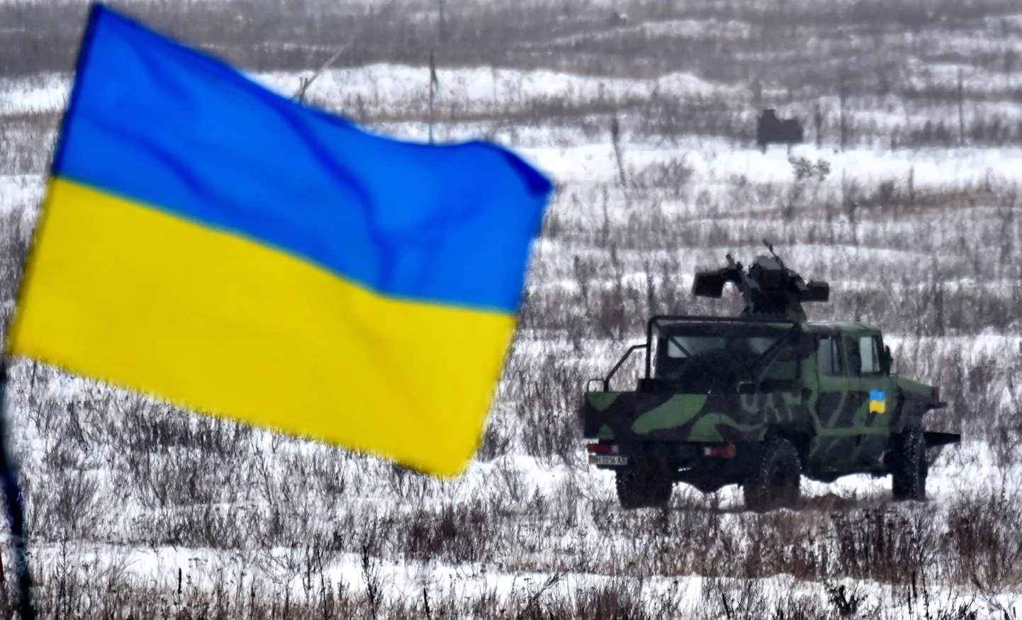 Ukraina lipp ja soomusmasin