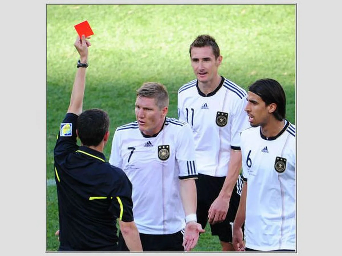 Судья показывает красную карточку футболистам "Баварии". Иллюстративный снимок.