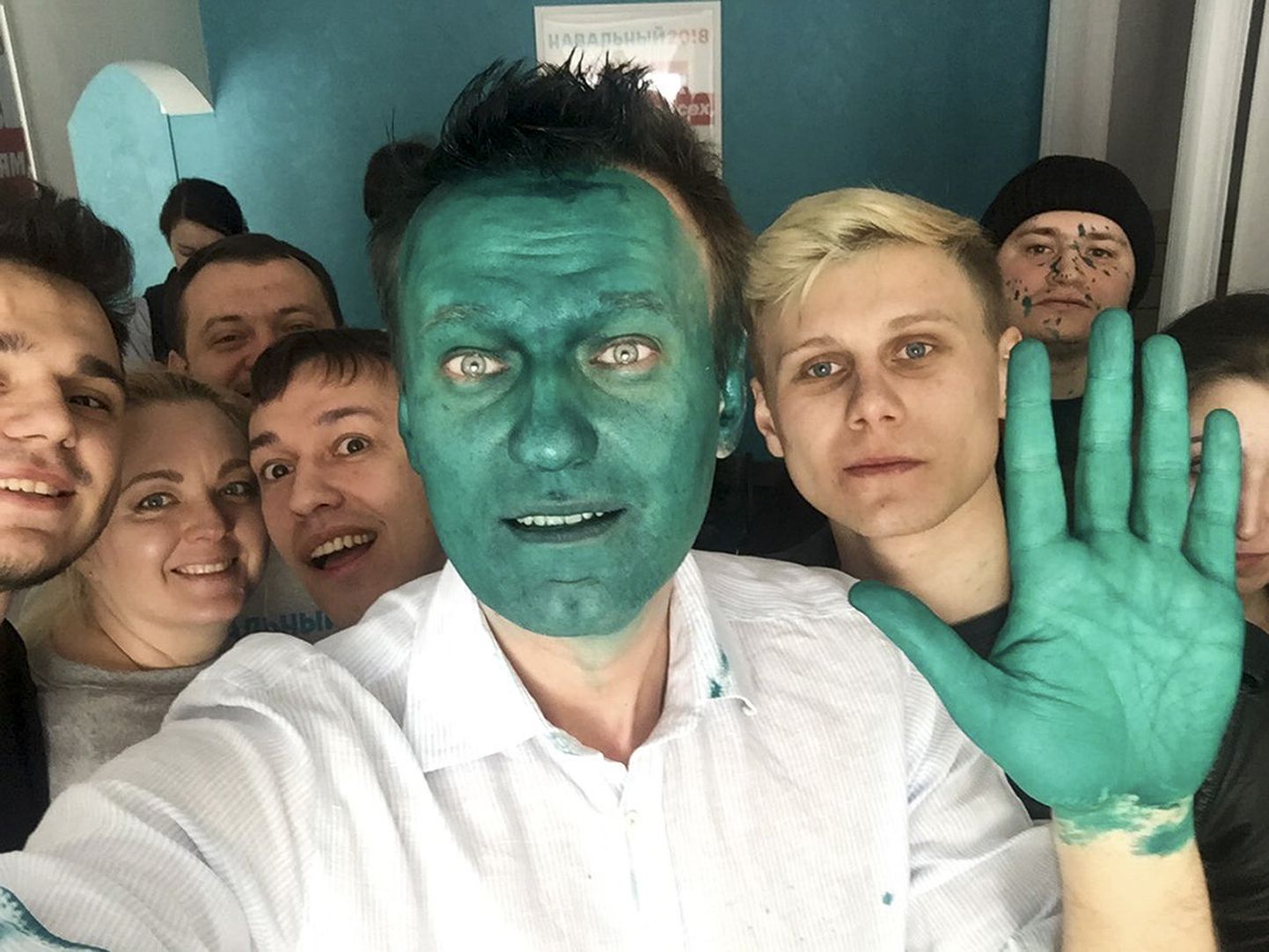 Navalnõile pole see esimene kord, mil tema tervist on olnud opositsioonilise tegevuse tõttu ohus. 2017. aastal jäi mees ühest silmast ajutiselt pimedaks, pärast tema värviga üle valamist.