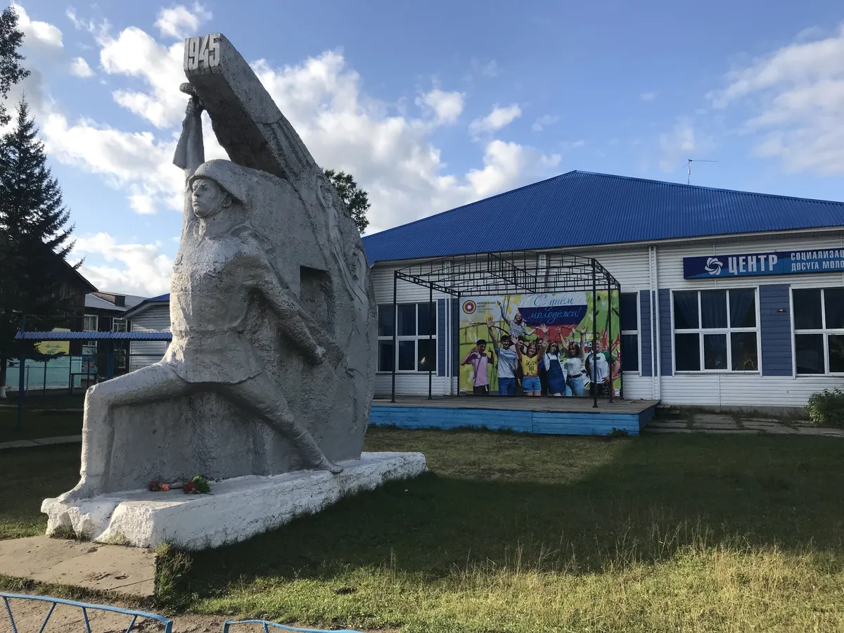 Sõjale pühendatud monumendid on Siberis kõikjal hästi hoitud. Siberlastest koostatud diviisid oli II maailmasõjas Punaarmees ühed võitlusvõimelisemad, mistõttu kasutati neid tihti tulistes kohtades. Tagajärjeks olid suured kaotused. See sõjale pühendatud monument seisab Bogutšnõ noortekeskuse hoovis ehk et siis kannab ka patriootliku kasvatuse eesmärki.
