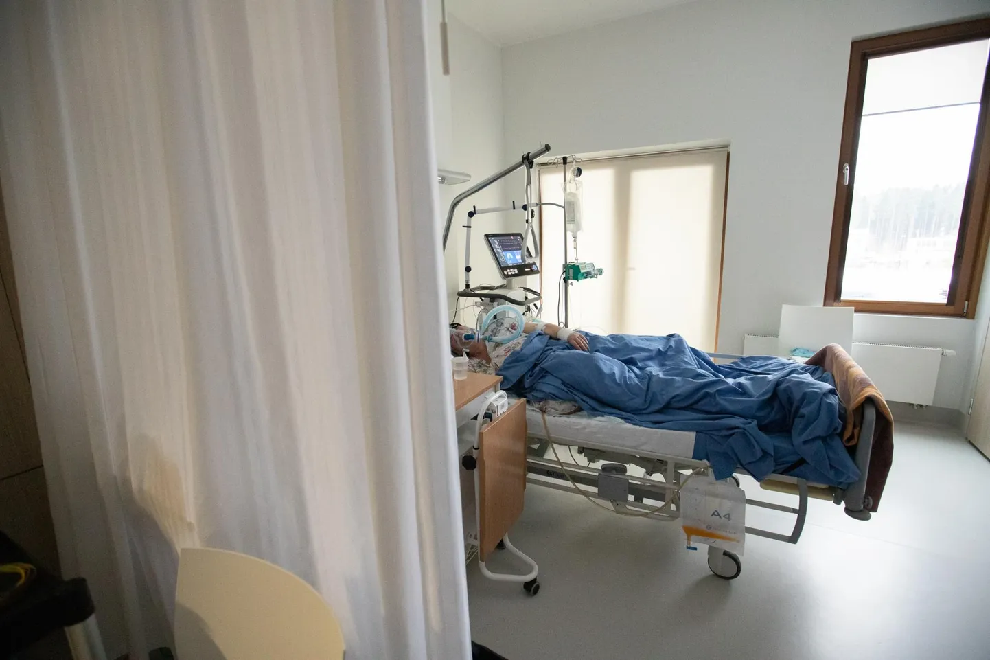 Rakvere haigla koroonapatsientide osakond on jätkuvalt koormatud, kuid hea uudis on vähemalt see, et viimasel ööpäeval vähenes uute nakatunute hulk lausa poole võrra.