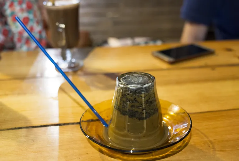 Kohalik kohvijook - tarbimiseks tuleb kergitada vähehaaval klaasiserva ja siis kõrrega sealt robusta kohviga tehtud imejooki manustada. Maitseb igal juhul nagu Starbucks.