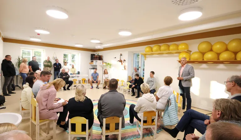 Kolmapäeva õhtupoolikul rahvakoosolekul osalenud Kungla tänava elanike sõnul on nende kodutänaval Laulupesa tõttu ohtlik liikuda.