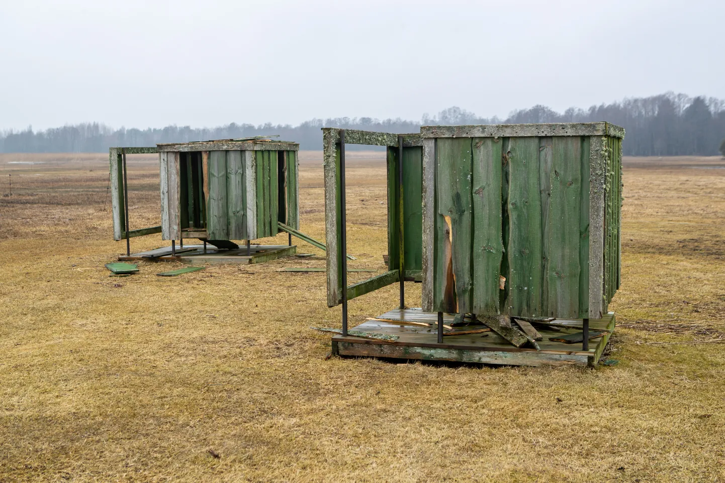 LÕHUTUD RIIETUSKABIINID Sutu rannas.