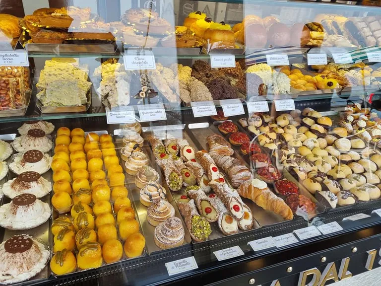 Выбор десертов огромный, и цены не кусаются