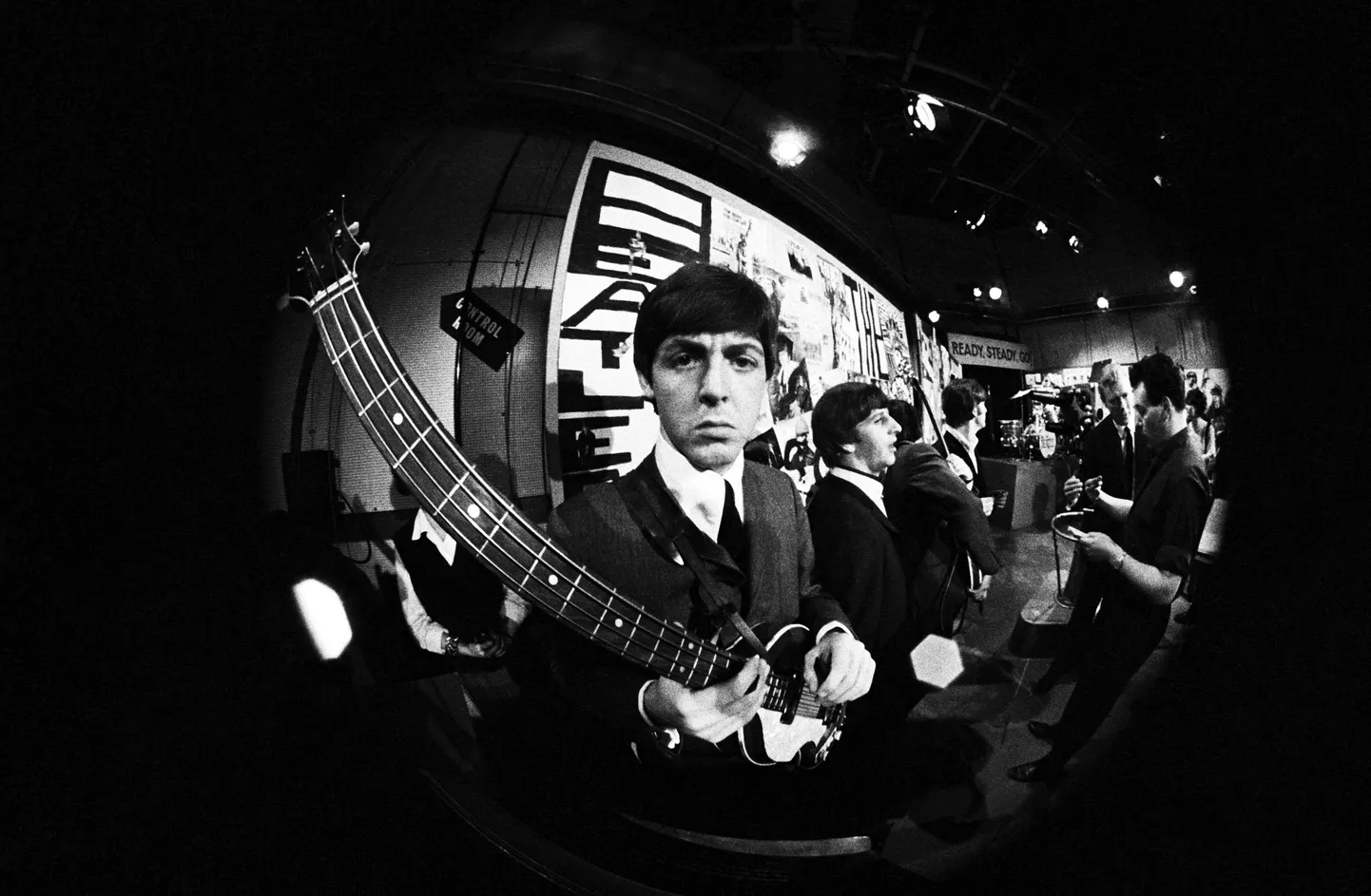Paul McCartney. Biitlite teine esinemine Briti muusikasaates «Ready, Steady, Go» 20. märtsil 1964. See esinemine tõi saate ajaloo suurimad vaatajaarvud.