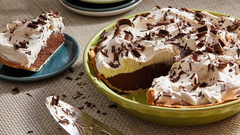 Преимущество пирога над тортом заключается в том, что его можно так в форме для выпечки и подавать. В этом случае он не грозит развалиться при первом удобном случае
