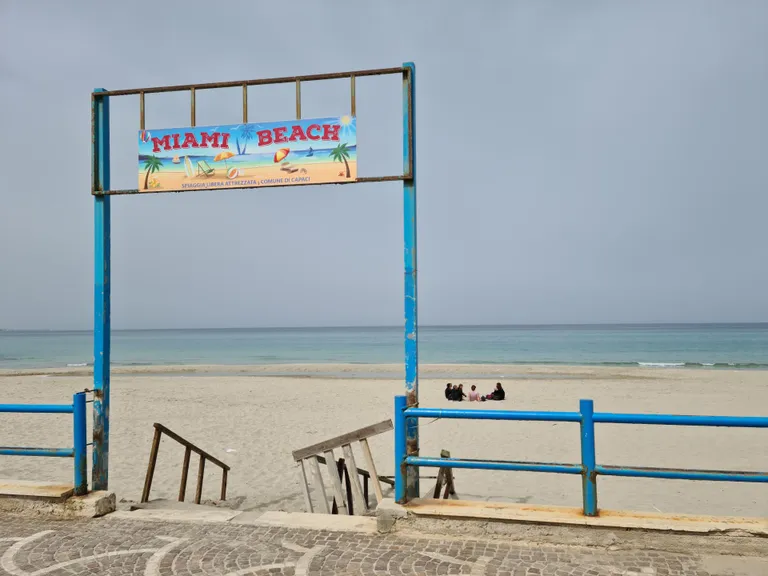 Miami Beach? Vist mitte päris. Turismihooaeg pole veel alanud, nii on imekaunid liivarannad Türreeni mere veerel inimtühjad. Peaaegu.