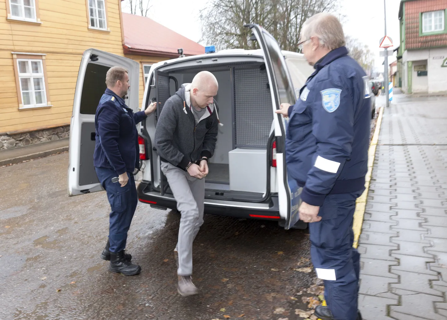 2. novembril tõid politseinikud vägistamises ja mõrvas süüdistatava Tairo Poopuu Viljandi kohtumajja eelistungile.