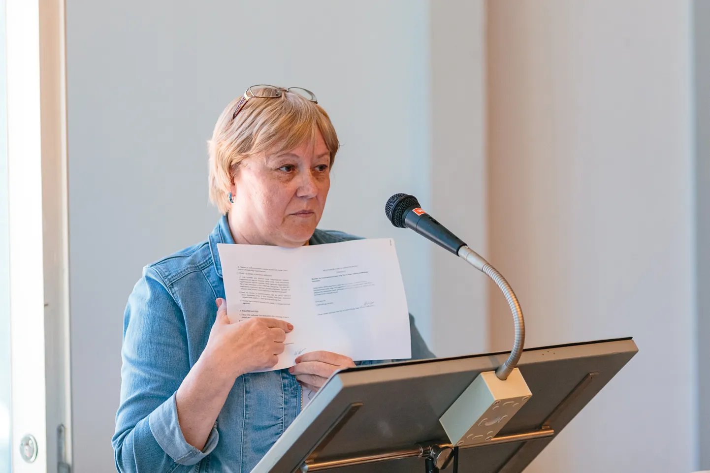 Jelena Pahhomova Narva linnavolikogu kõnetoolis.