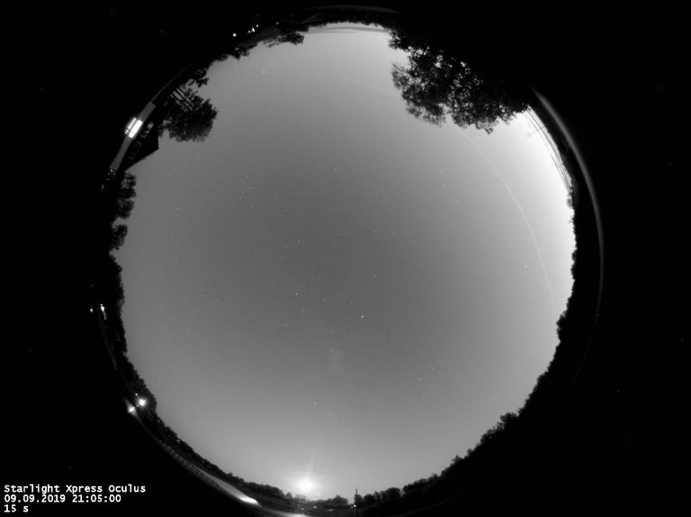 Taevakaamera pilt esmaspäeval kella 21.05 ajast, kus on näha tõenäoline boliidi tolmujälg. Jälg on hele triip kaadri paremas ääres.