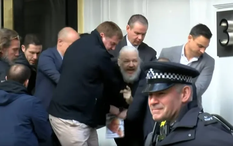 Briti politsei võttis Julian Assange'i kinni 11. aprillil 2019 Londonis Ecuadori saatkonnas ja ta on kohtu otsusega seni Belmarshi vanglas