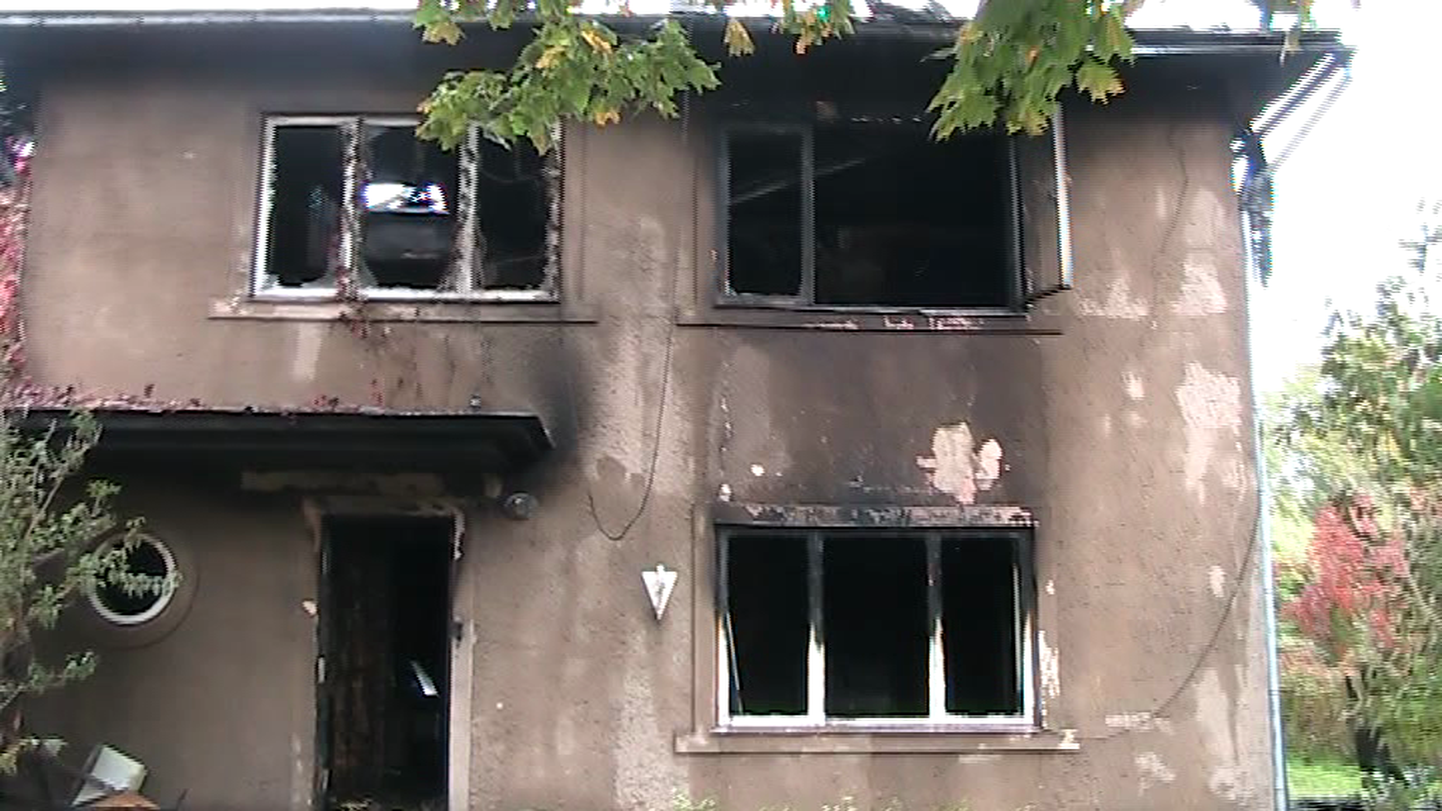 Elvas Kadaka tänaval põlenud elumaja.