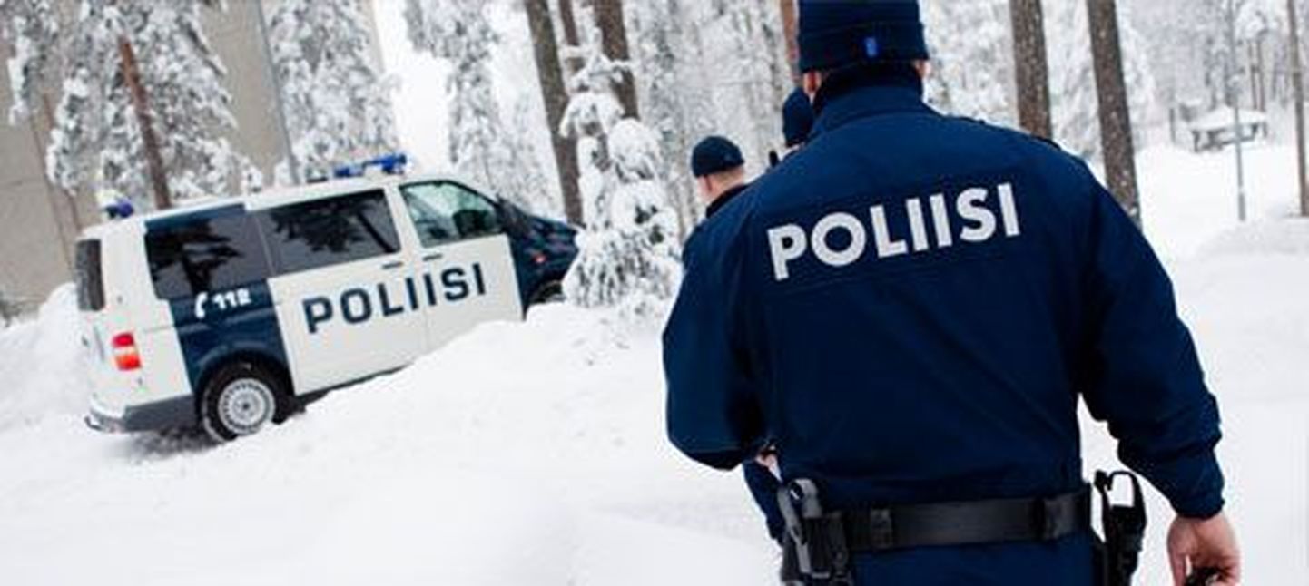 Soome politseinikud ja politseiauto.